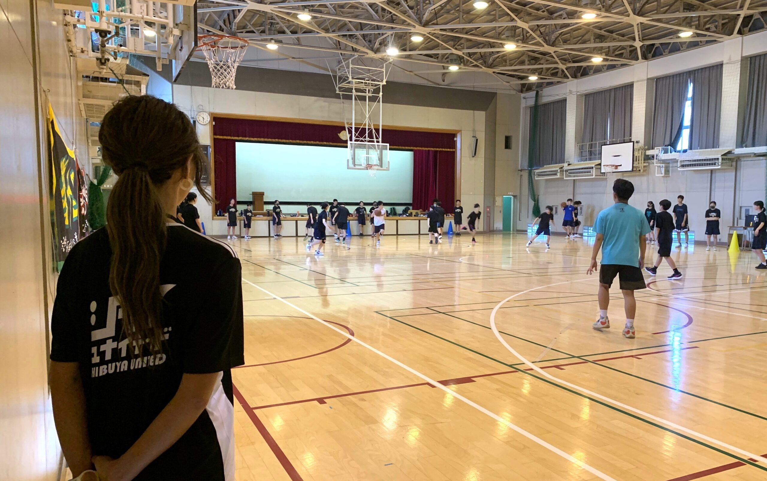 部活動の指導風景（もしあればコーチとクラブマネジャーが話し合う様子とか。）